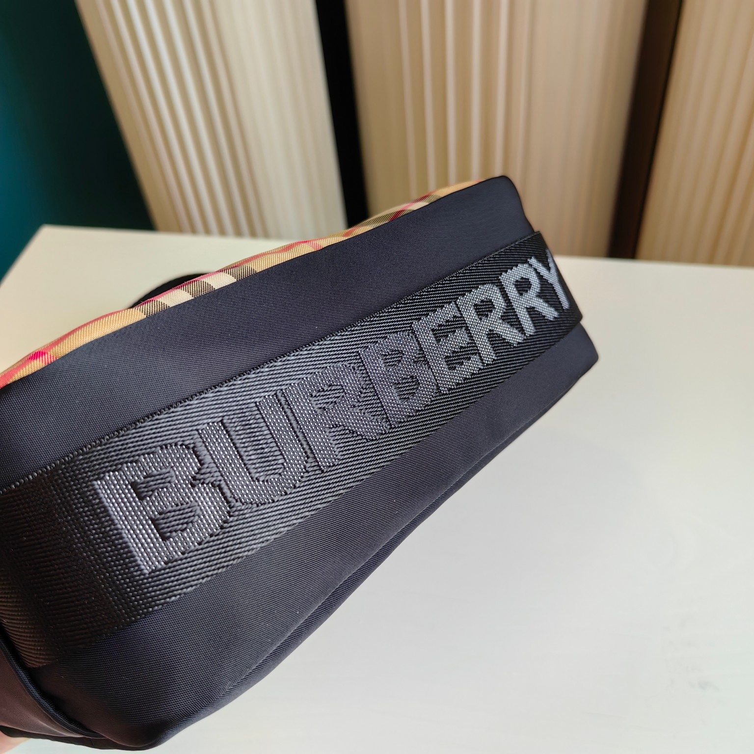 【BURBERRY 公式旗艦店】バーバリー   斜めがけバッグ 当日出荷 好評に付き再入荷！23*6*15CM