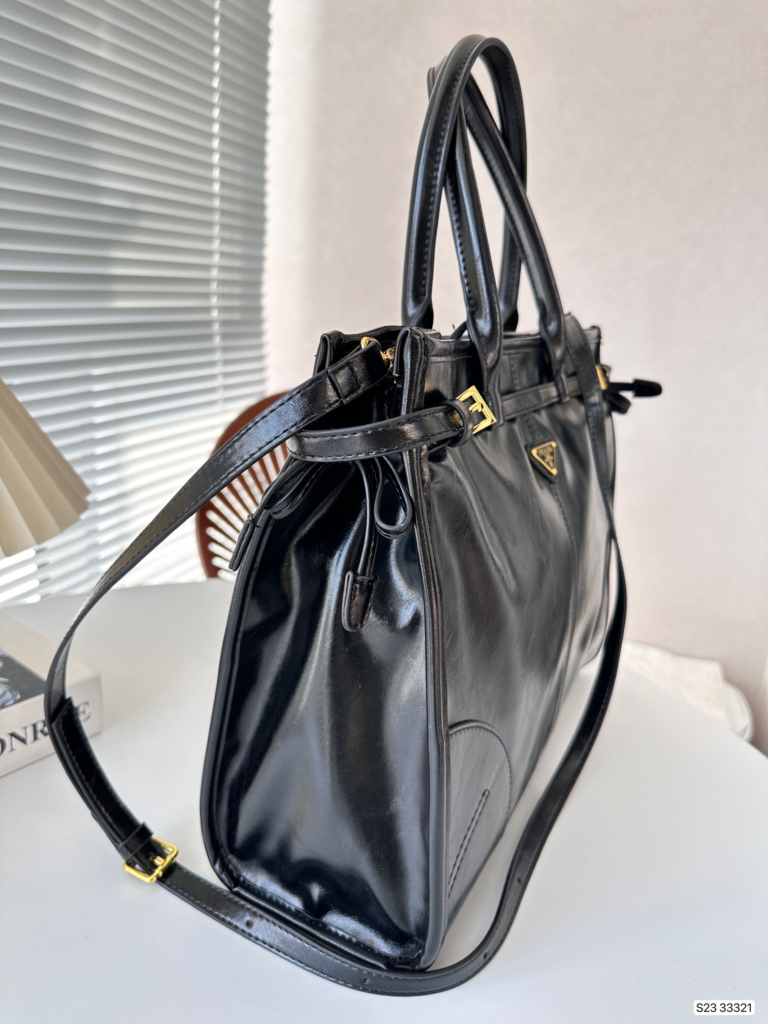 【PRADA 公式旗艦店】 プラダ  斜めがけバッグ当日出荷 好評に付き再入荷24*16CM