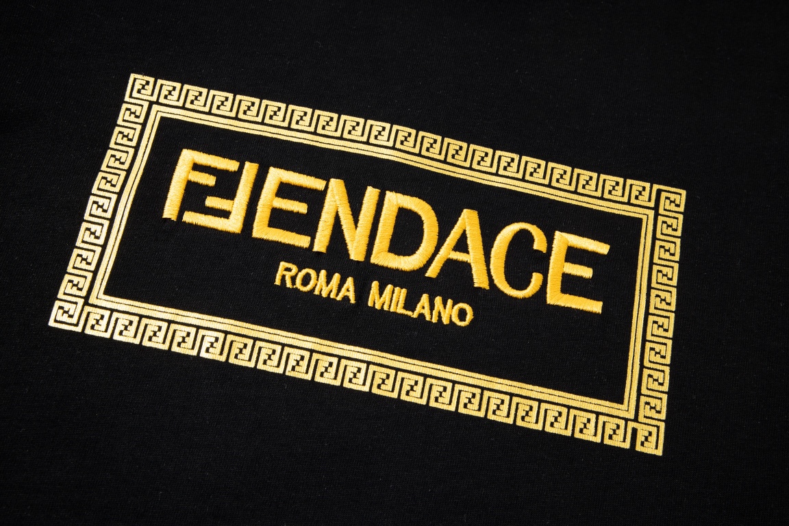 【VERSACE  公式旗艦店】ヴェルサーチ  Tシャツ ご好評に付き再入荷！