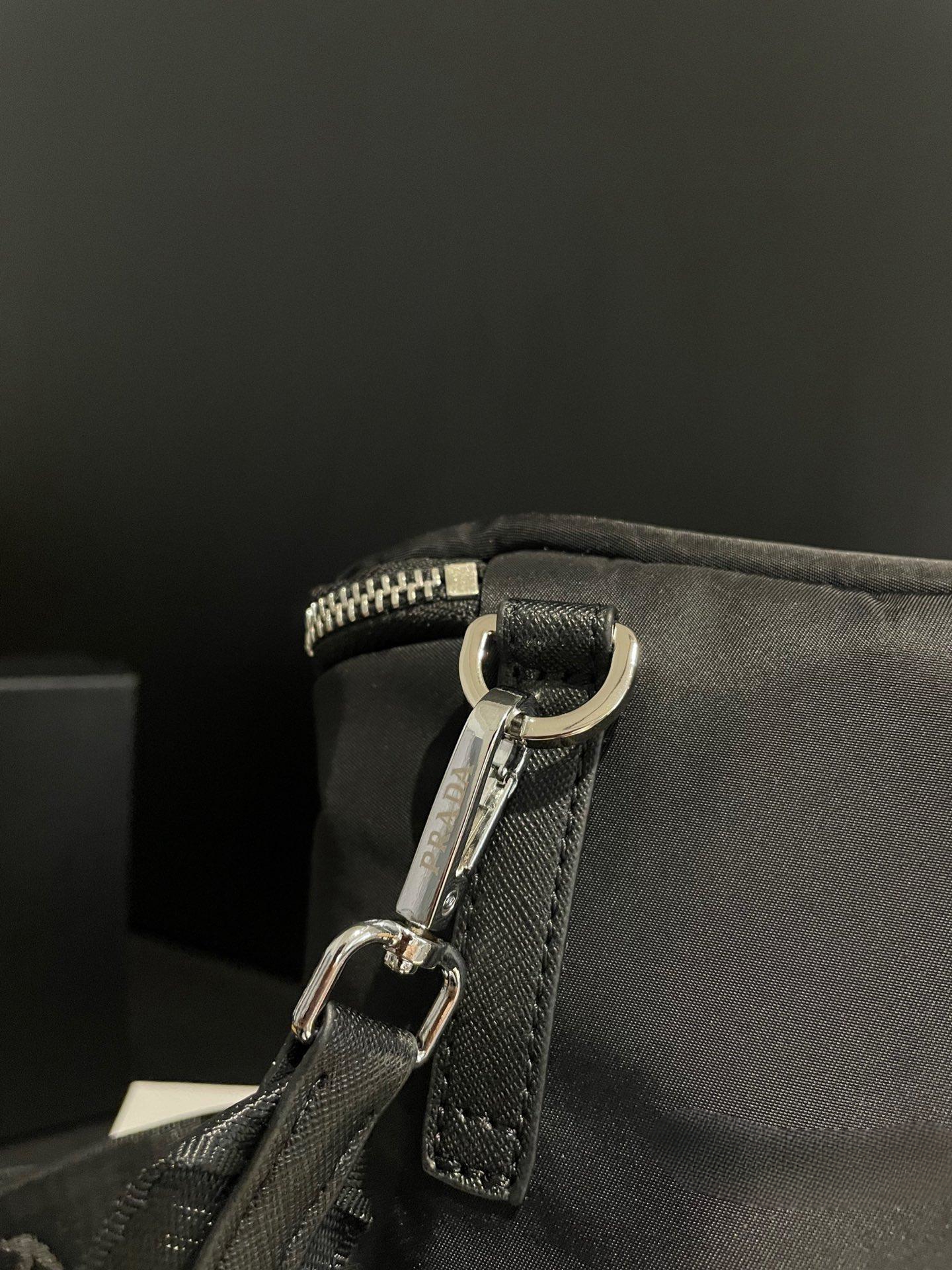 【PRADA  公式 旗艦店】プラダ  斜めがけバッグ 当日出荷 好評に付き再入荷！20*16CM  240719