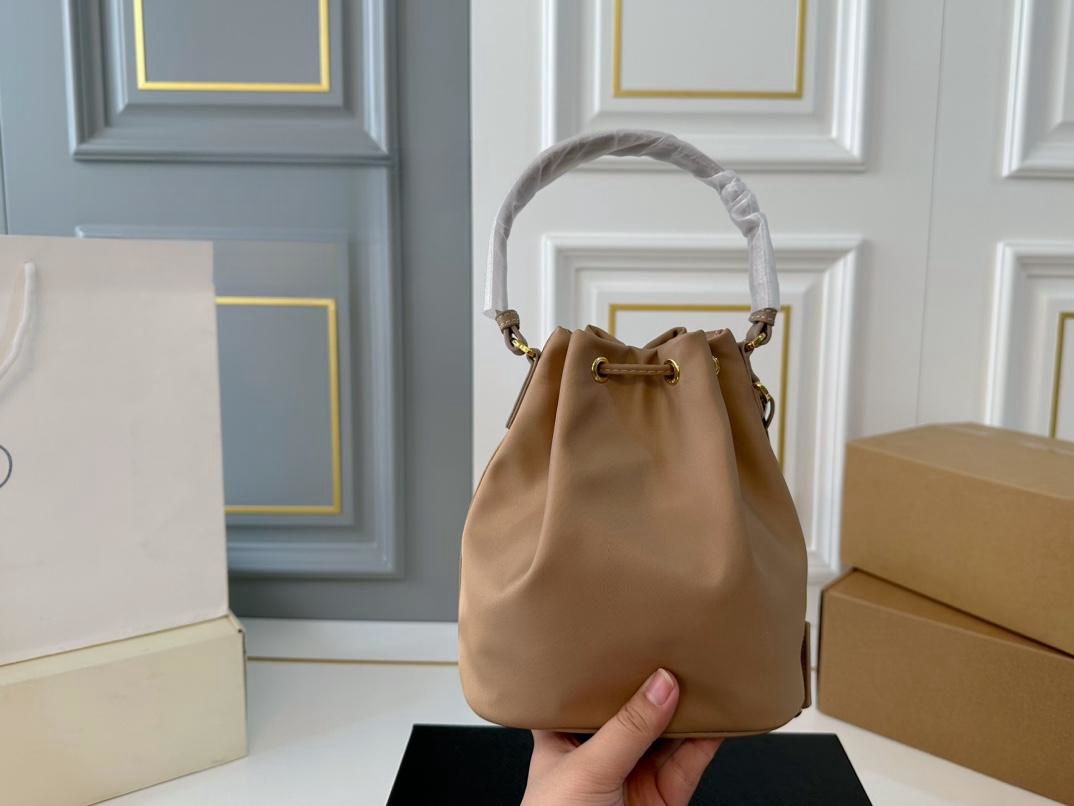 【PRADA  公式 旗艦店】プラダ  ハンドバッグ 当日出荷 好評に付き再入荷！16*19CM  240719