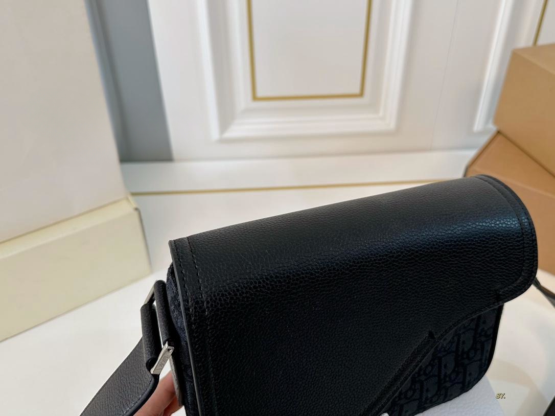 【DIOR公式旗艦店】ディオール  斜めがけバッグ 当日出荷 好評に付き再入荷！23*18CM 240720