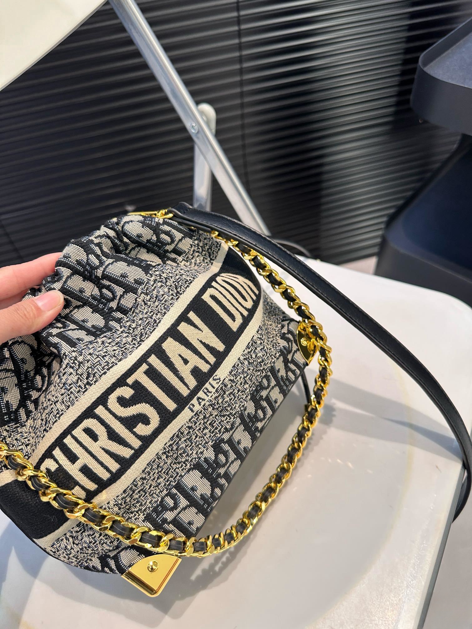 【DIOR公式旗艦店】ディオール  斜めがけバッグ 当日出荷 好評に付き再入荷！18*18.5CM 240720