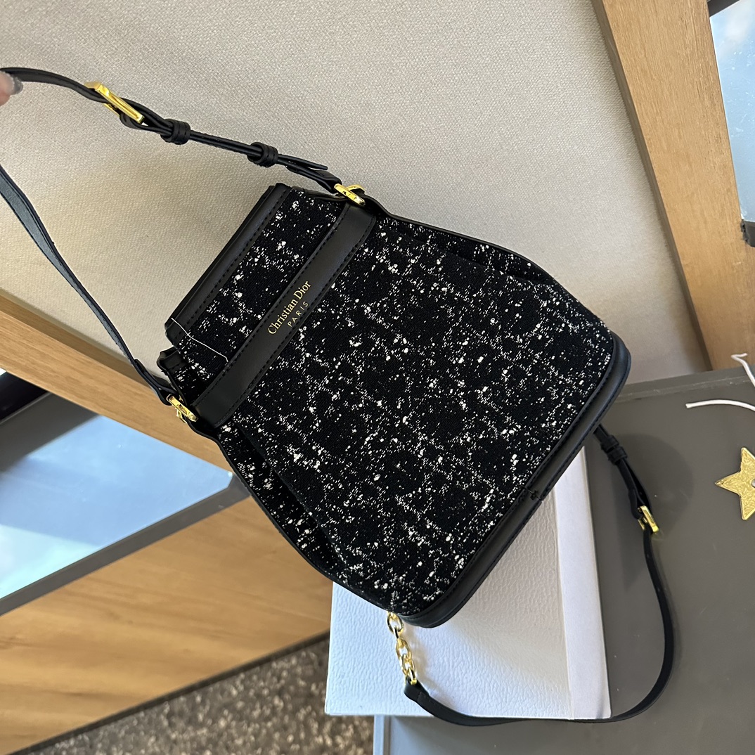 【DIOR公式旗艦店】ディオール  ハンドバッグ   当日出荷 好評に付き再入荷！24CM 240720