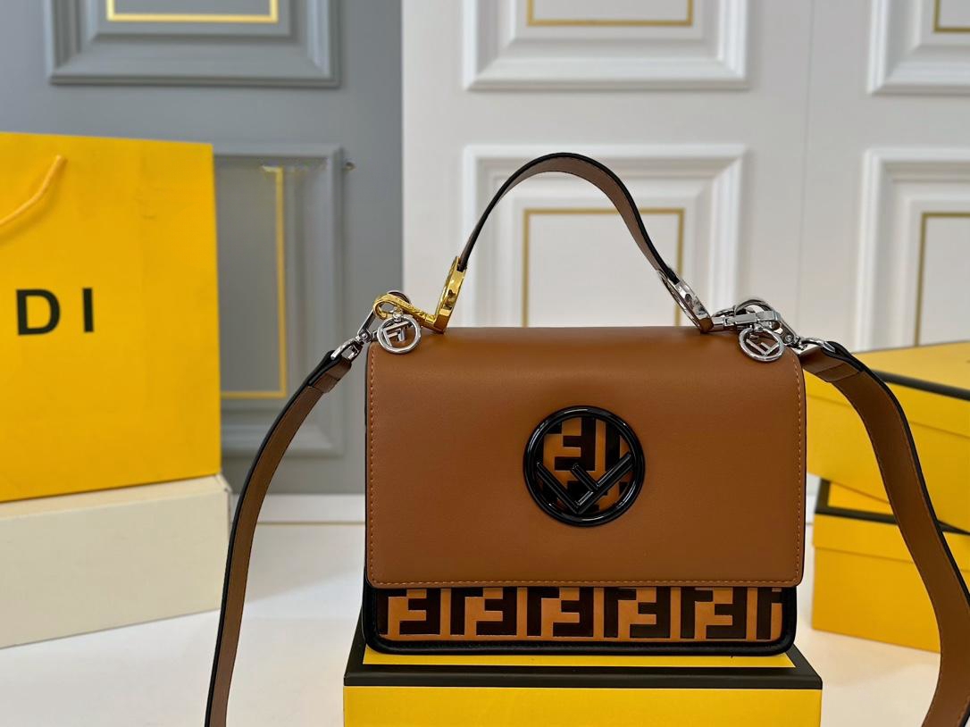 【FENDI  公式旗艦店】フェンディ 斜めがけバッグ  当日出荷 好評に付き再入荷！25*18CM  240720