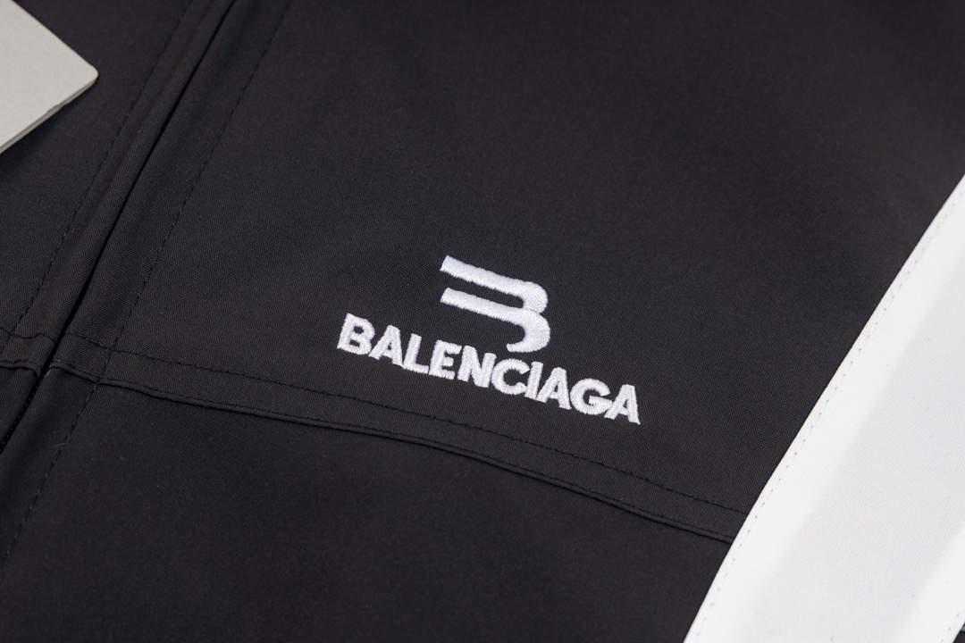 【BALENCIAGA 公式旗艦店】 バレンシアガ  ジャケット着 好評に付き再入荷 240827