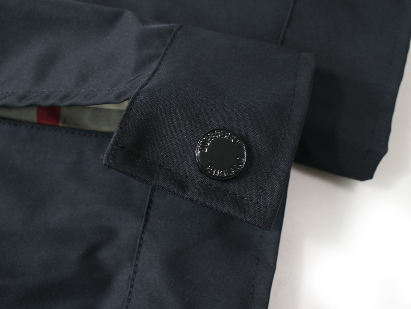 【BURBERRY  公式旗艦店】バーバリー  ジャケット着 好評に付き再入荷 240827