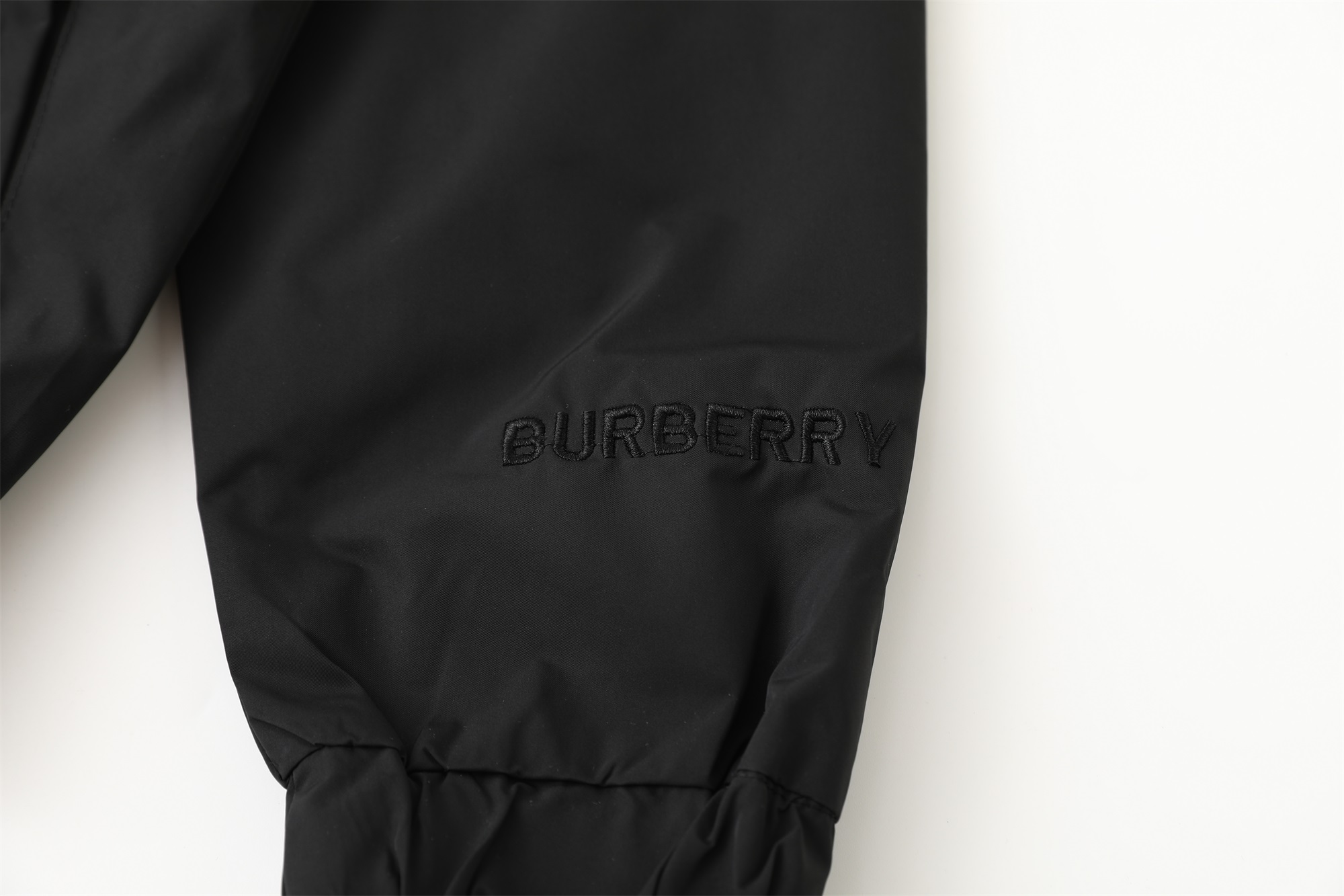 【BURBERRY  公式旗艦店】バーバリー  ジャケット着 好評に付き再入荷 240827