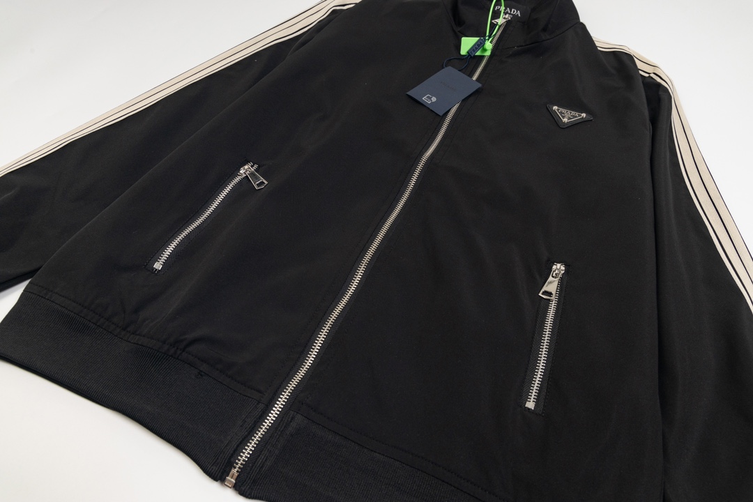 【PRADA  公式旗艦店】プラダ  ジャケット着 好評に付き再入荷 240827