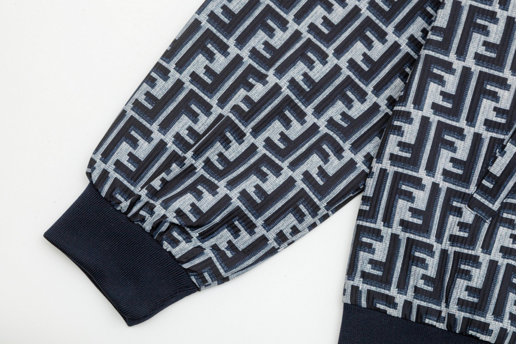 【FENDI】 フェンディ  ジャケット着  ご好評に付き再入荷！240921