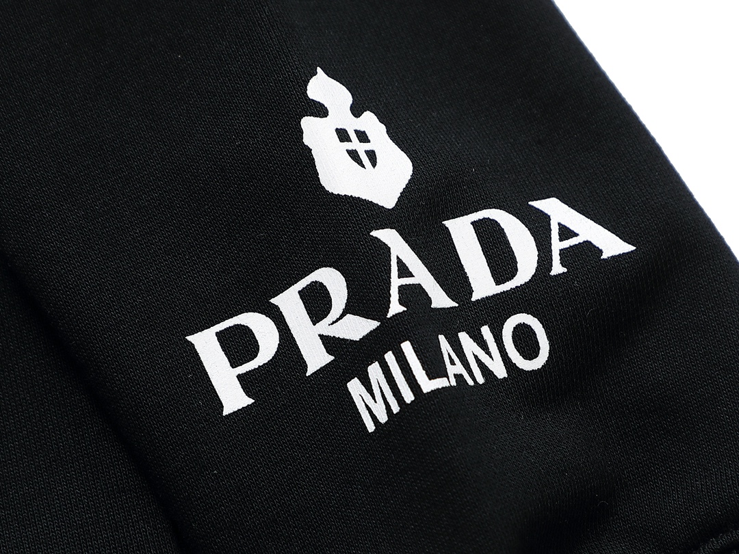 【PRADA 公式旗艦店】プラダ  丸首の衛衣 スウェットご好評に付き再入荷 240925
