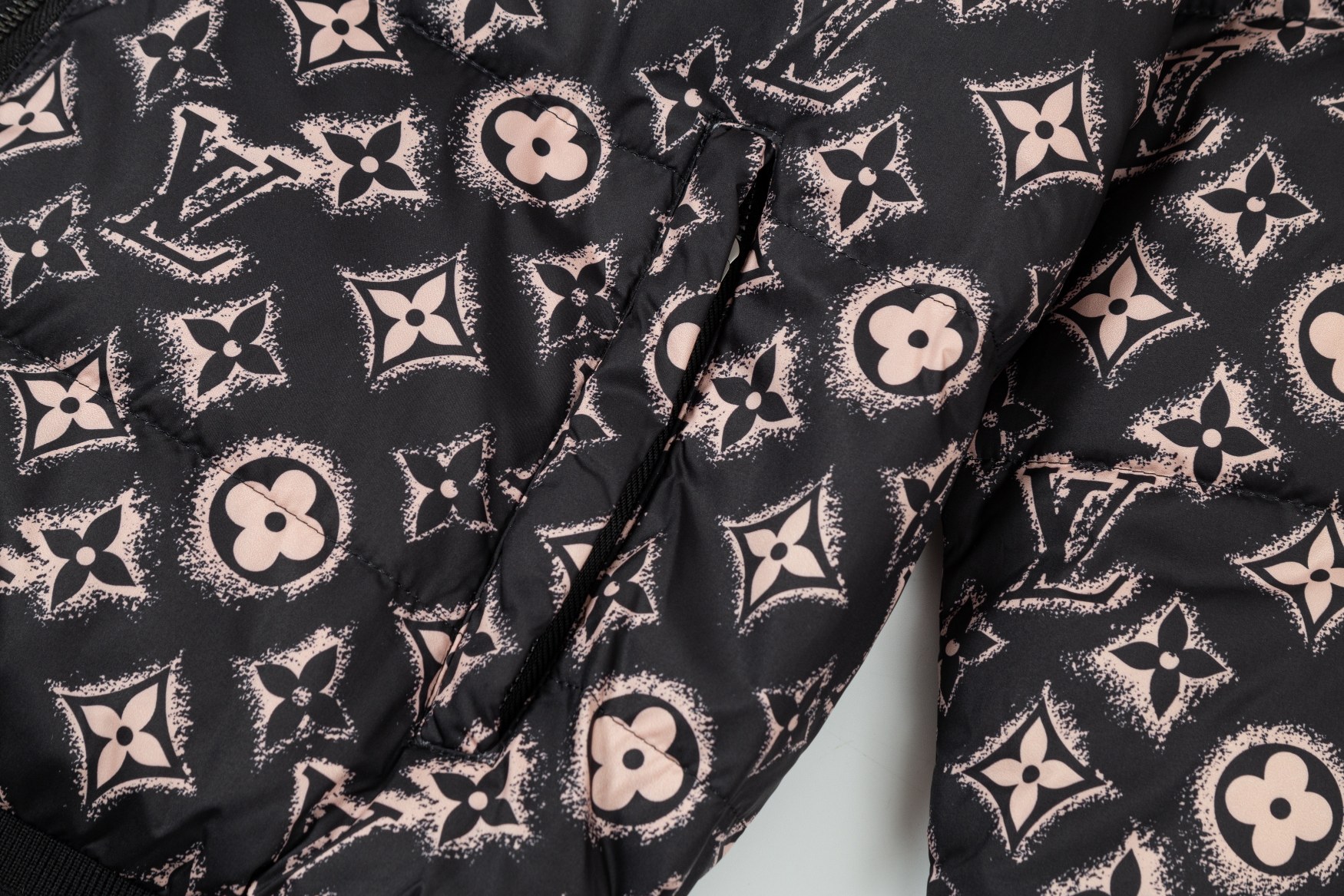 【LOUIS VUITTON 公式旗艦店】ルイヴィトン ダウンジャケット ご好評に付き再入荷！