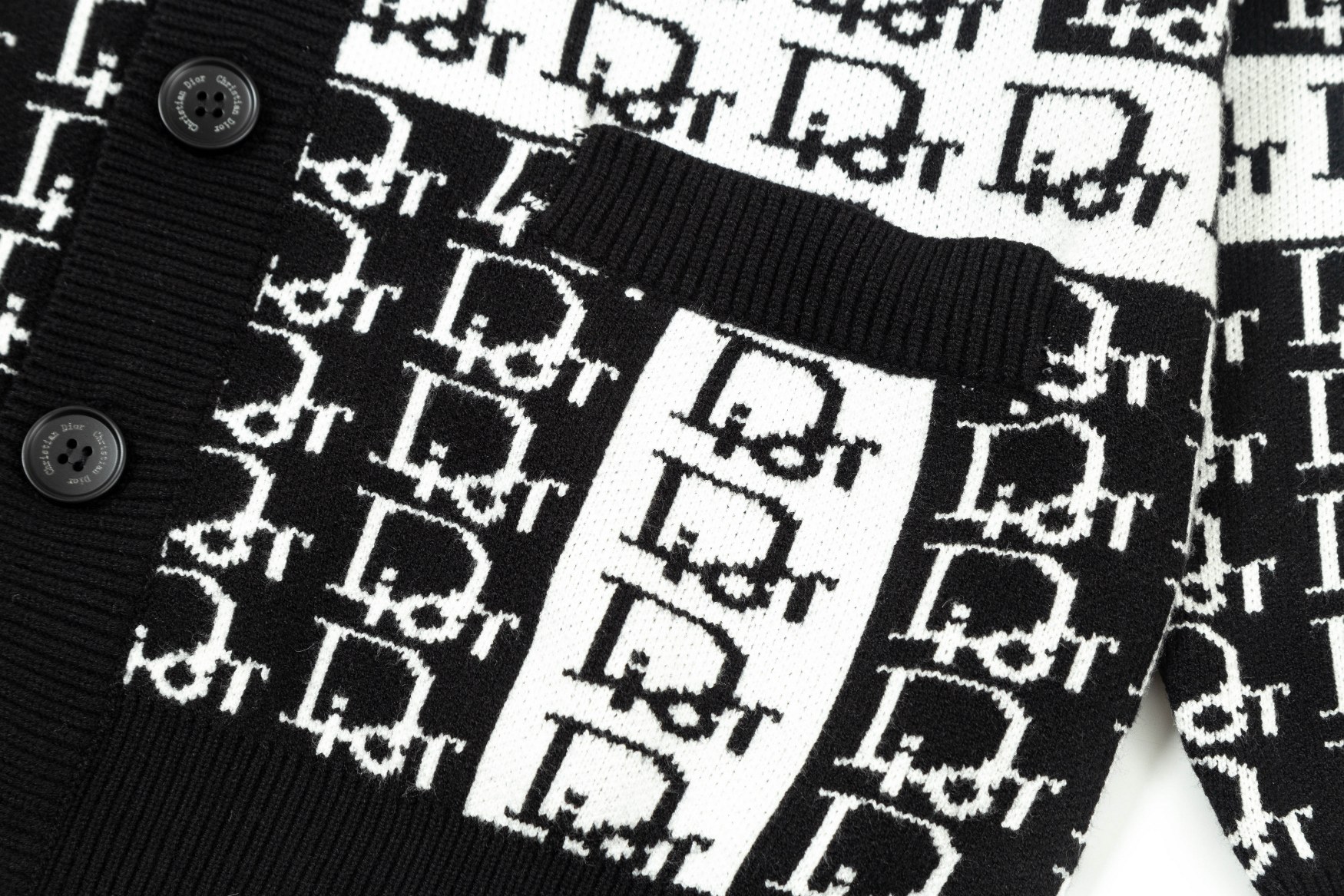 【DIOR 公式旗艦店】ディオール   セーター好評に付き再入荷！ 240929