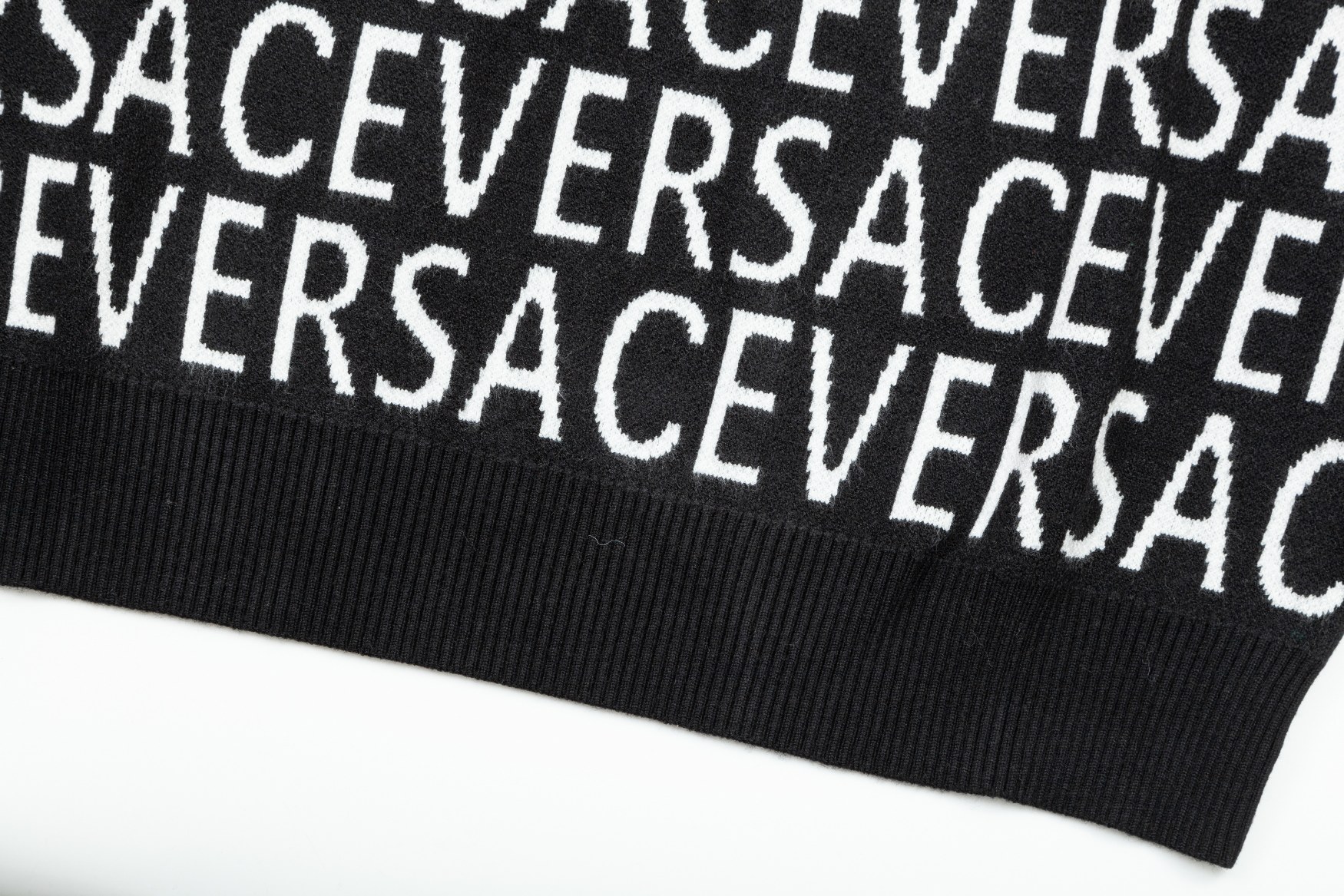 【VERSACE  公式旗艦店】ヴェルサーチ  セーター好評に付き再入荷！ 240930