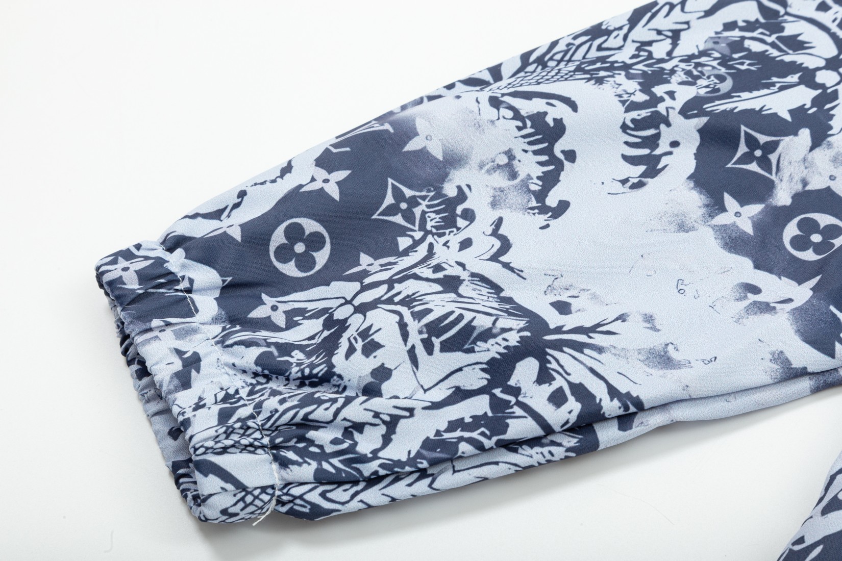 【LOUIS VUITTON 公式旗艦店】ルイヴィトン  ジャケット着 ご好評に付き再入荷！241021