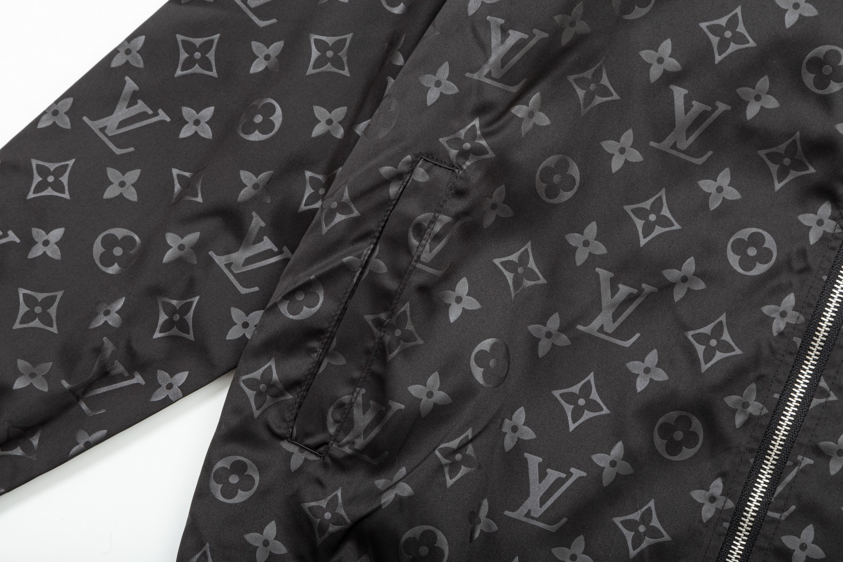 【LOUIS VUITTON 公式旗艦店】ルイヴィトン  ジャケット着 ご好評に付き再入荷！241021
