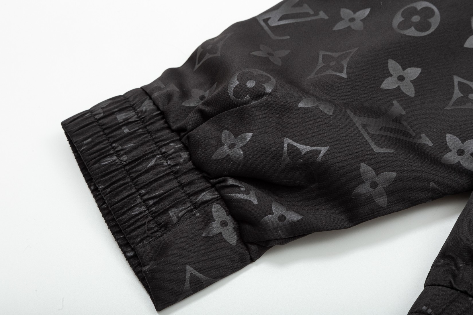 【LOUIS VUITTON 公式旗艦店】ルイヴィトン  ジャケット着 ご好評に付き再入荷！241021