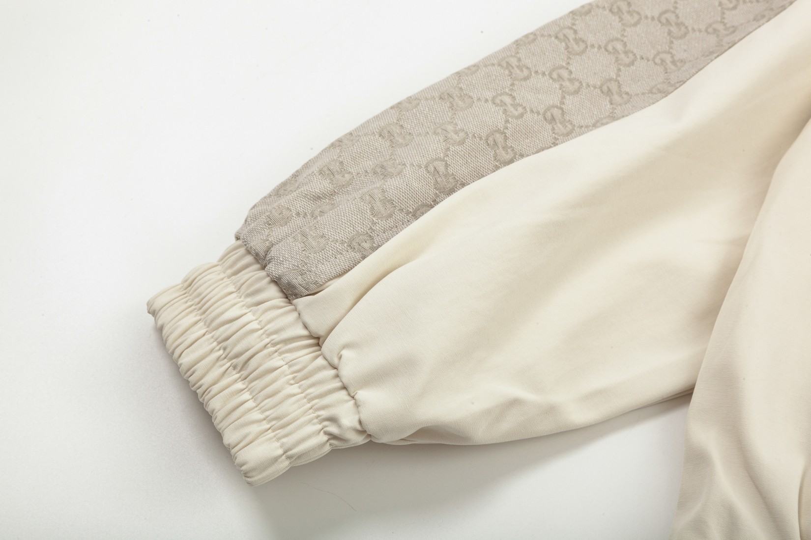 【GUCCI  公式旗艦店】グッチ  ジャケット着 ご好評に付き再入荷！241021