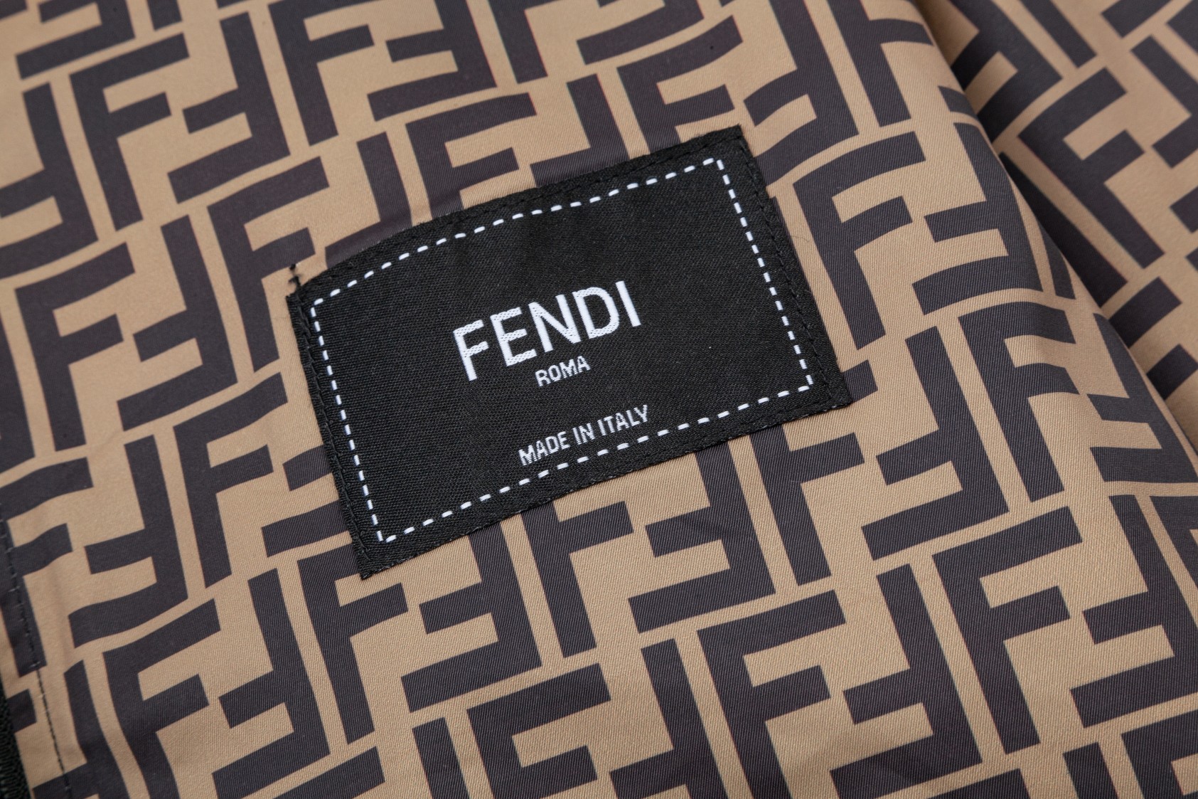 【FENDI 公式旗艦店】フェンディ ジャケット好評に付き再入荷！241029