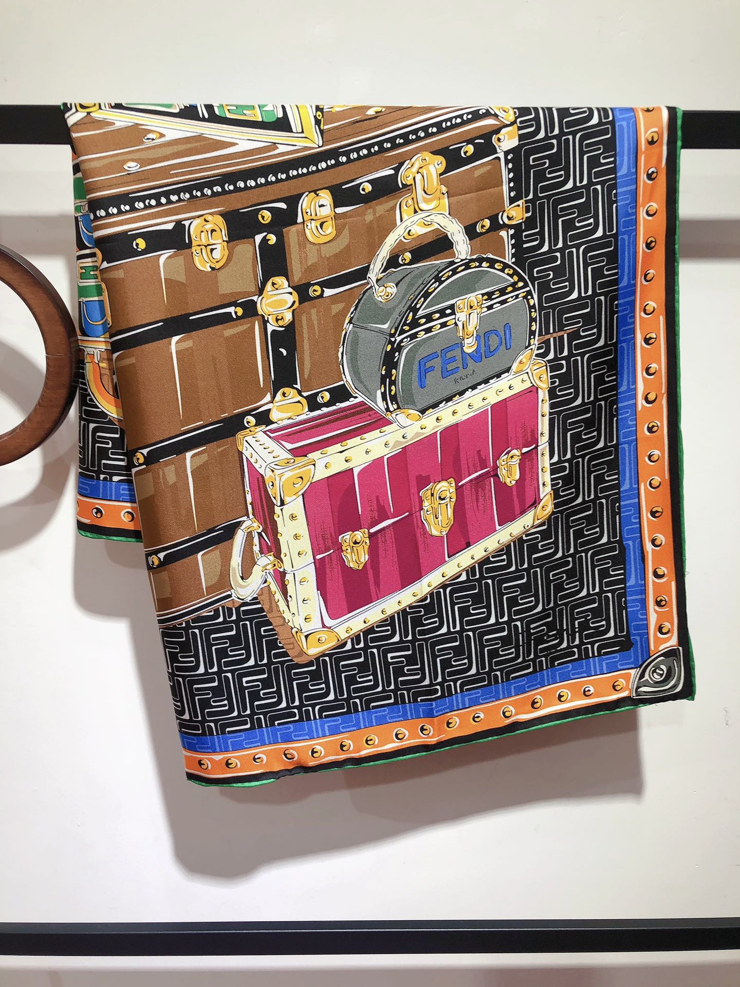 【FENDI  フェンディ】スカーフ90*90CM   241109