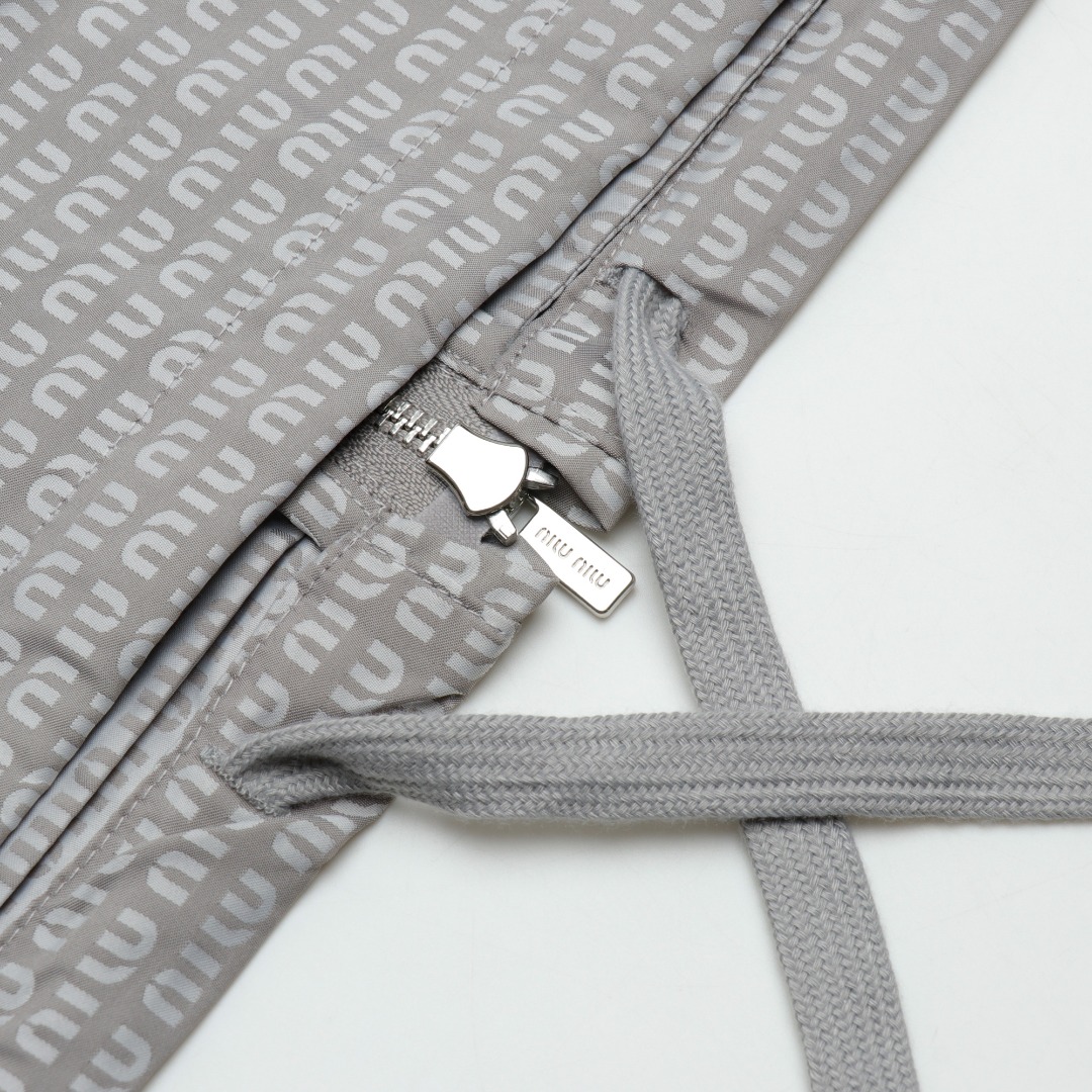 【Miumiu 公式旗艦店】 ミュウミュウ   ジャケット着  スウェット ご好評に付き再入荷！241122