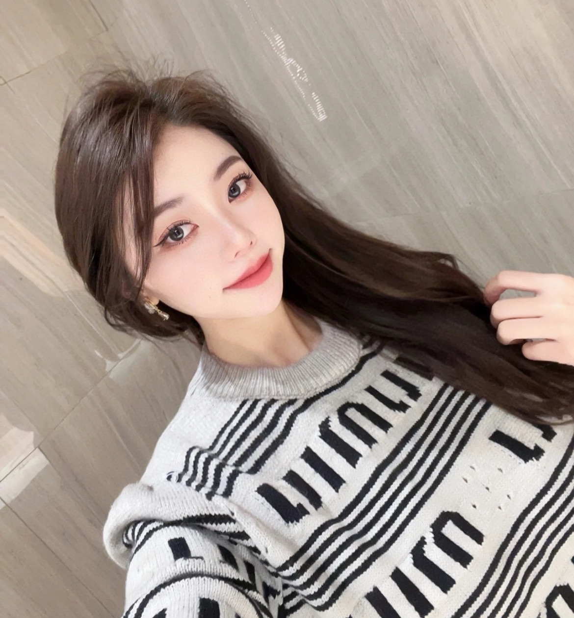 【Miumiu 公式旗艦店】ミュウミュウ  セーター好評に付き再入荷！ 241123