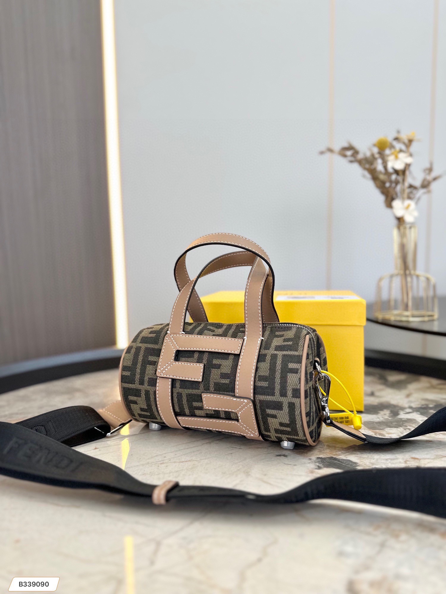 【FENDI  公式 旗艦店】フェンディ  ショルダーバッグ  当日出荷 好評に付き再入荷！21*12CM