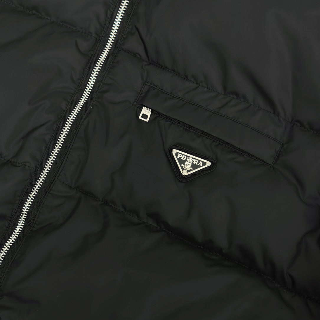 【PRADA  公式旗艦店】プラダ  ダウンジャケット好評に付き再入荷！