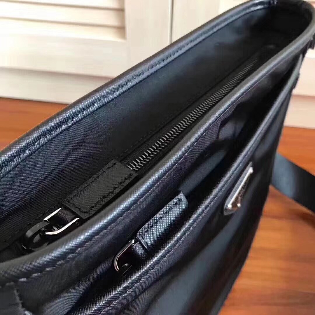 【PRADA  公式 旗艦店】プラダ  斜めがけバッグ 当日出荷 好評に付き再入荷！27*25.5*6CM