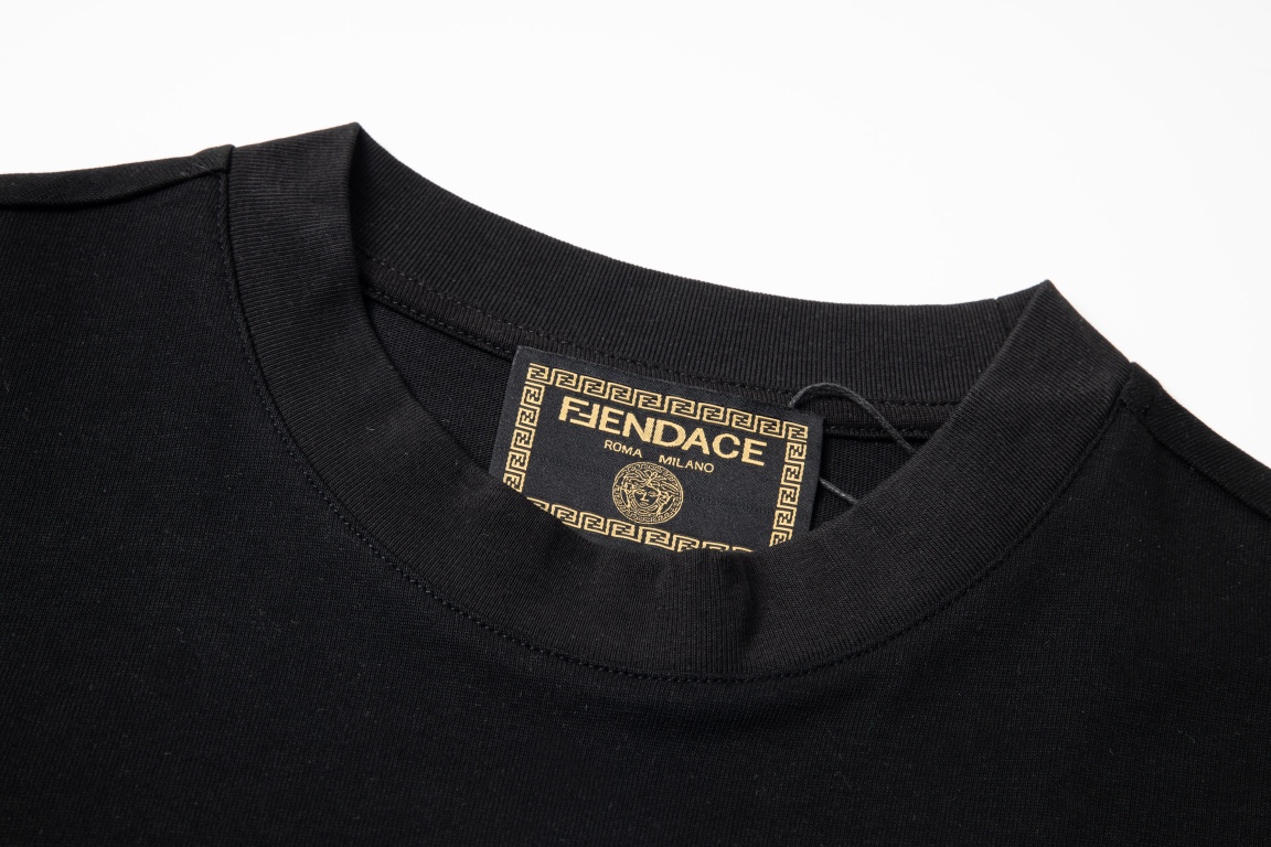 【VERSACE  公式旗艦店】ヴェルサーチ  Tシャツ ご好評に付き再入荷！