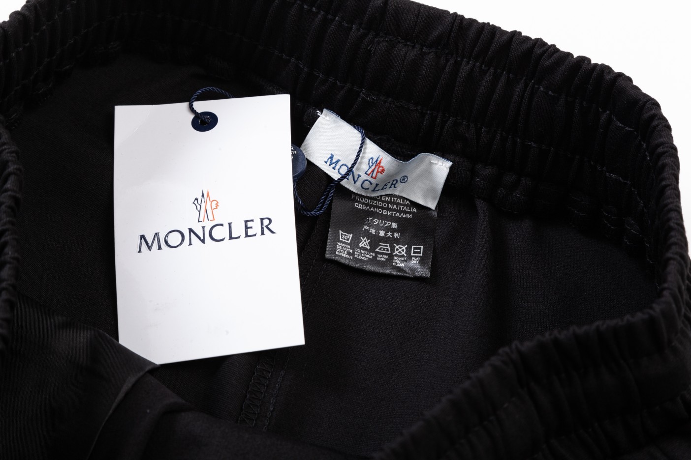 【MONCLER  公式旗艦店】モンクレール  ショートパンツ  ご好評に付き再入荷！