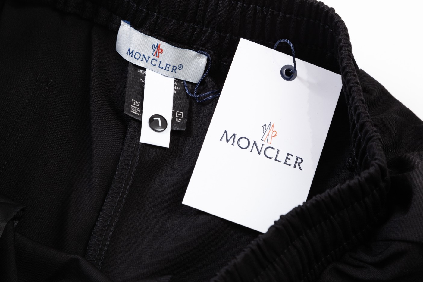 【MONCLER  公式旗艦店】モンクレール  ショートパンツ  ご好評に付き再入荷！