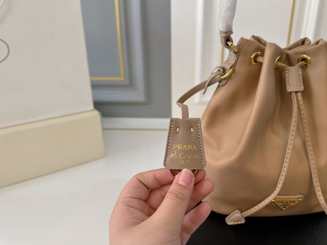 【PRADA  公式 旗艦店】プラダ  ハンドバッグ 当日出荷 好評に付き再入荷！16*19CM  240719