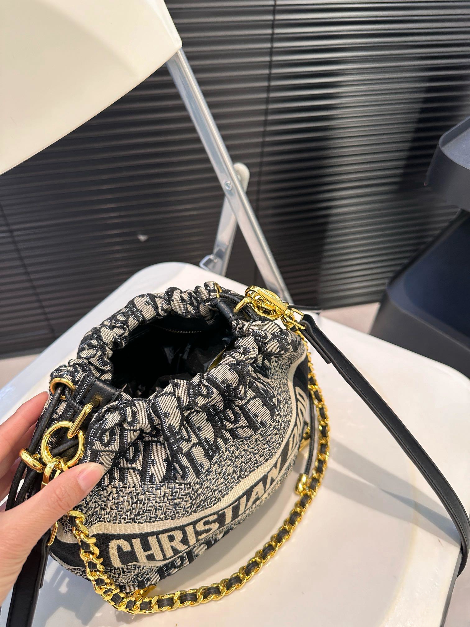 【DIOR公式旗艦店】ディオール  斜めがけバッグ 当日出荷 好評に付き再入荷！18*18.5CM 240720