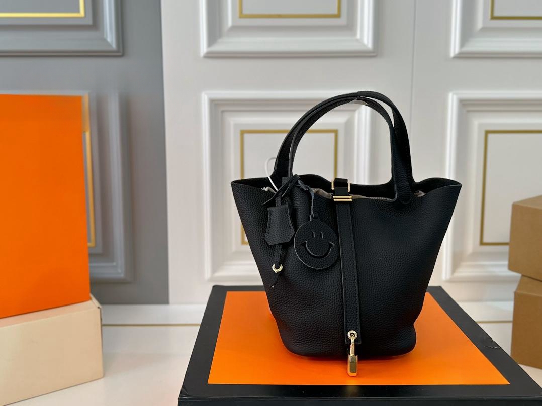 【Hermès 公式旗艦店】エルメス ハンドバッグ 当日出荷 好評に付き再入荷！19*18.5CM  240724