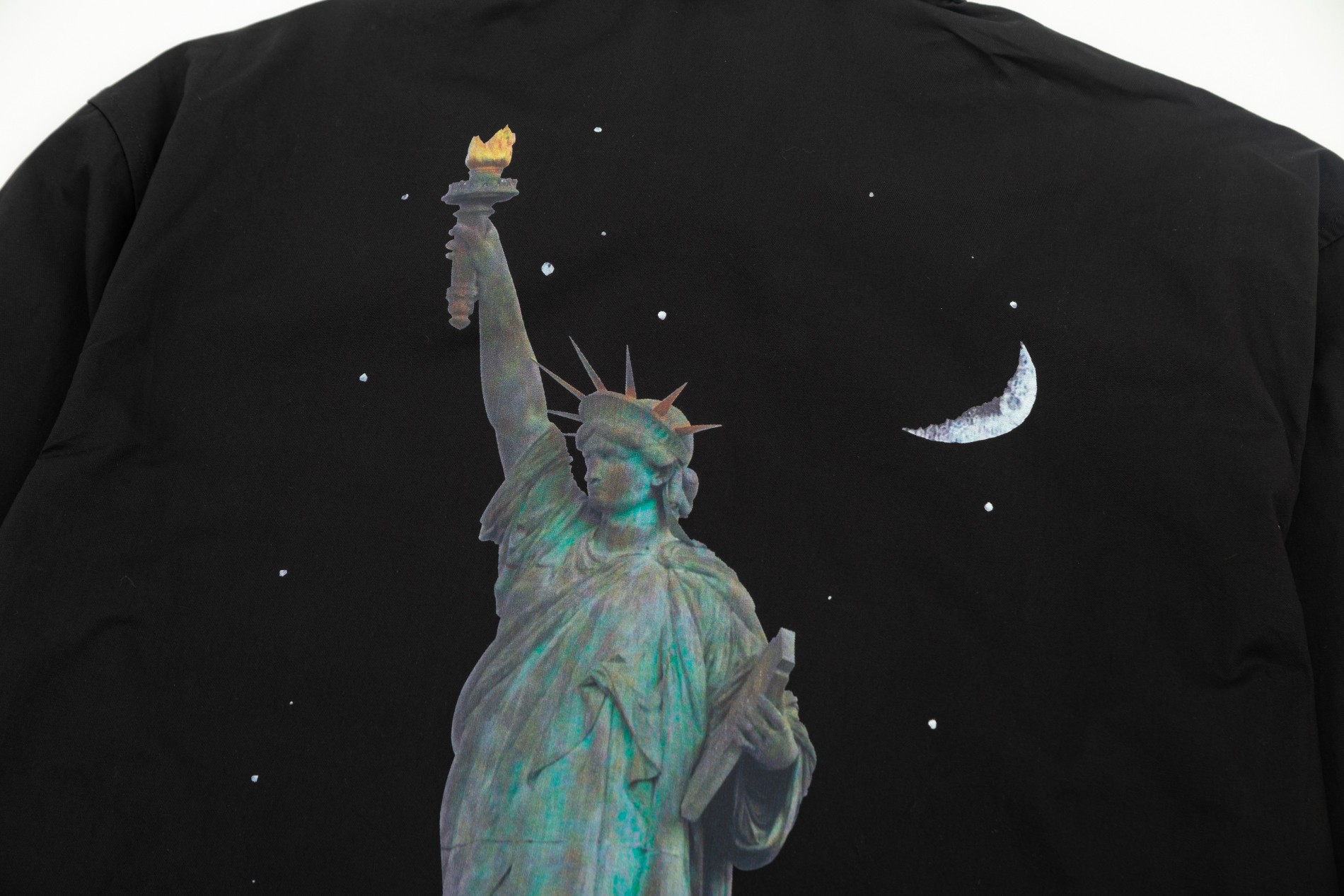 【BALENCIAGA  公式旗艦店】バレンシアガ  シャツ  ご好評に付き再入荷 240816