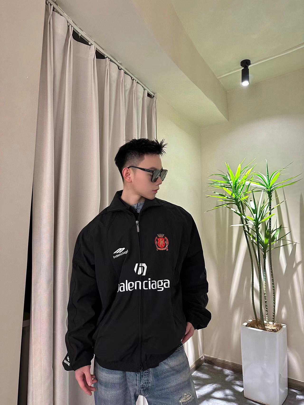 【BALENCIAGA 公式旗艦店】 バレンシアガ  ジャケット着 好評に付き再入荷 240827