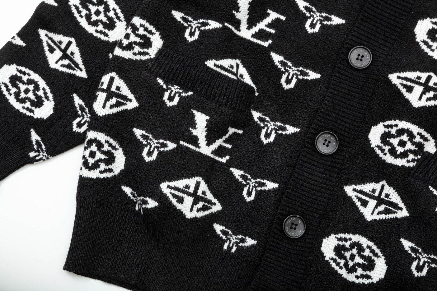 【LOUIS VUITTON 公式旗艦店】ルイヴィトン  セーター好評に付き再入荷！ 240927