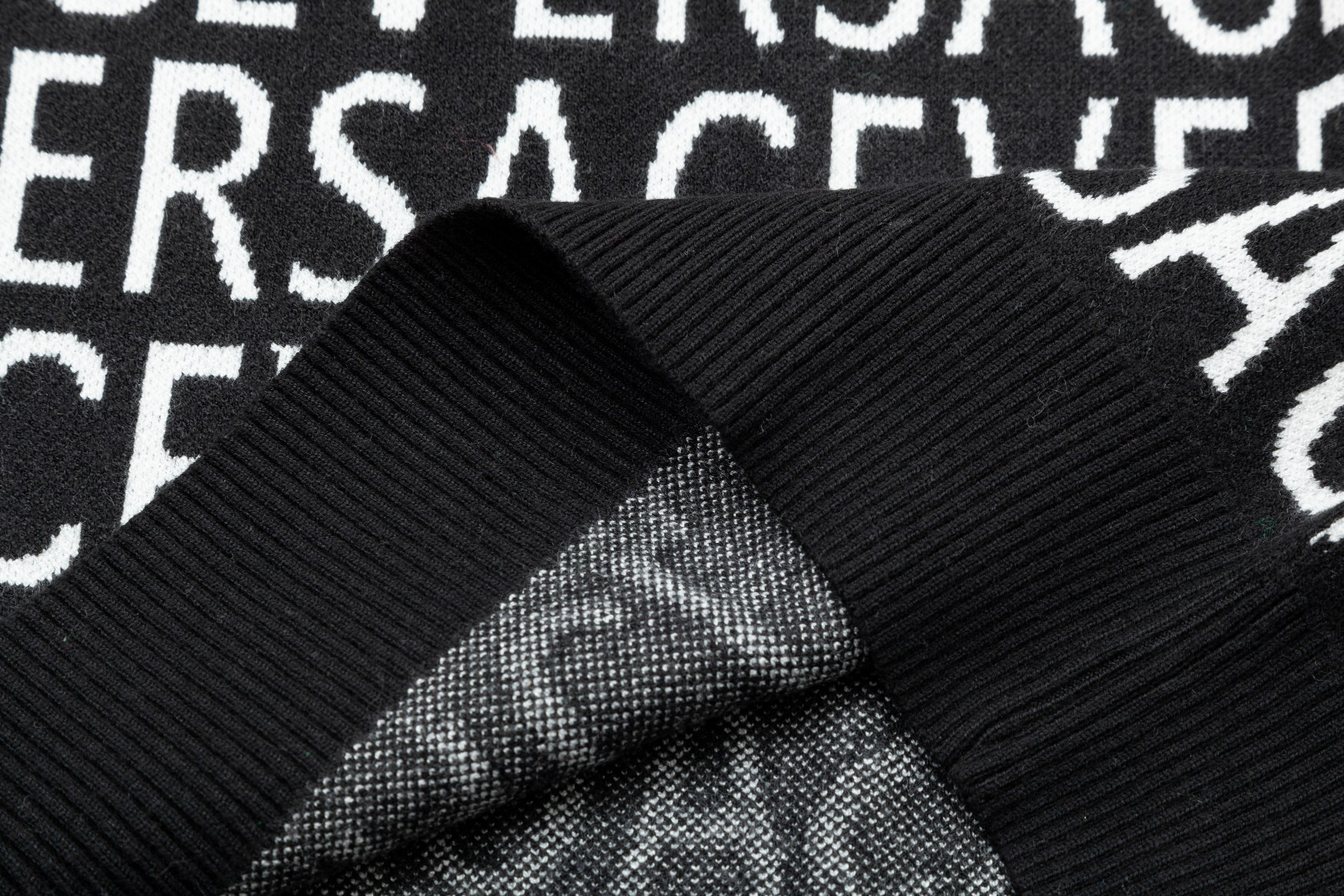 【VERSACE  公式旗艦店】ヴェルサーチ  セーター好評に付き再入荷！ 240930