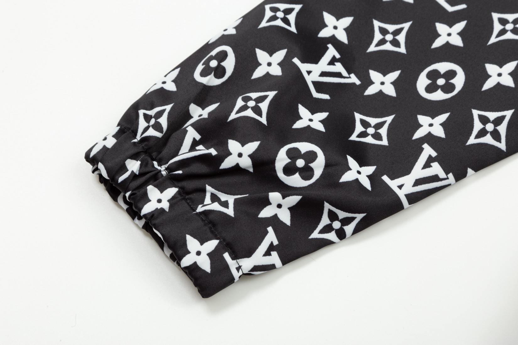 【LOUIS VUITTON 公式旗艦店】ルイヴィトン  ジャケット着 ご好評に付き再入荷！241021