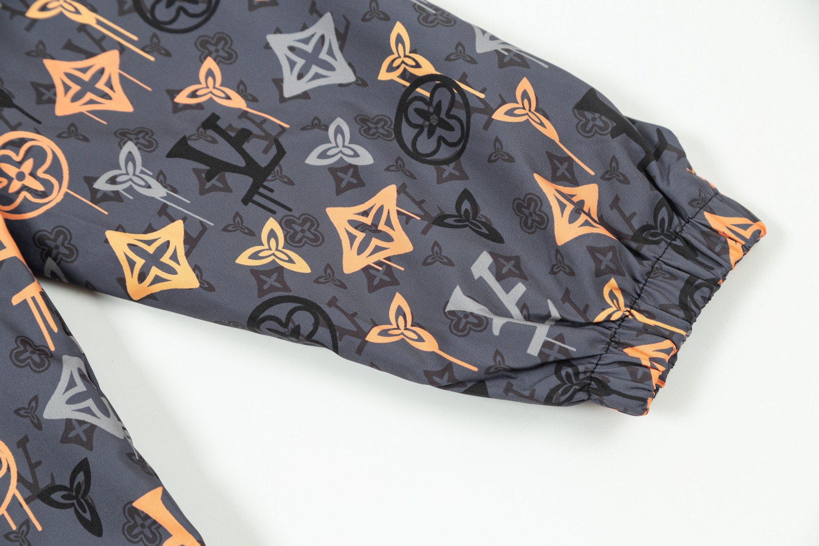 【LOUIS VUITTON 公式旗艦店】ルイヴィトン  ジャケット着 ご好評に付き再入荷！241021