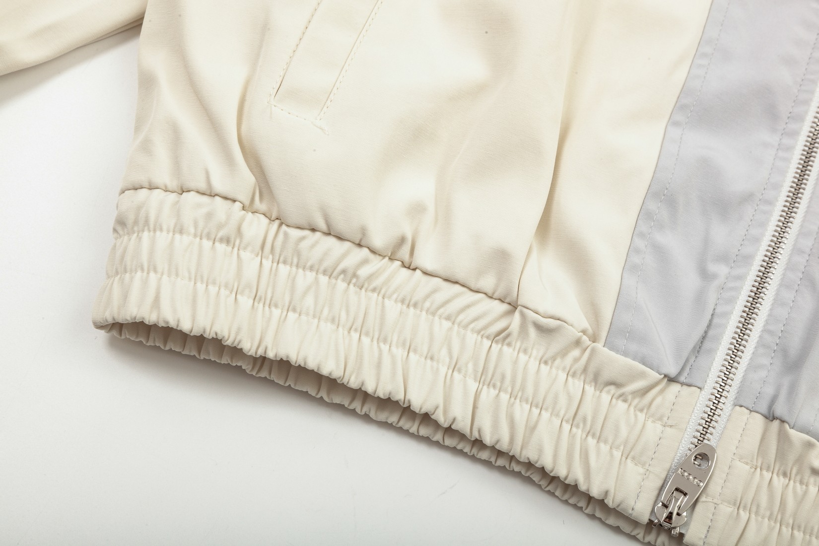 【GUCCI  公式旗艦店】グッチ  ジャケット着 ご好評に付き再入荷！241021