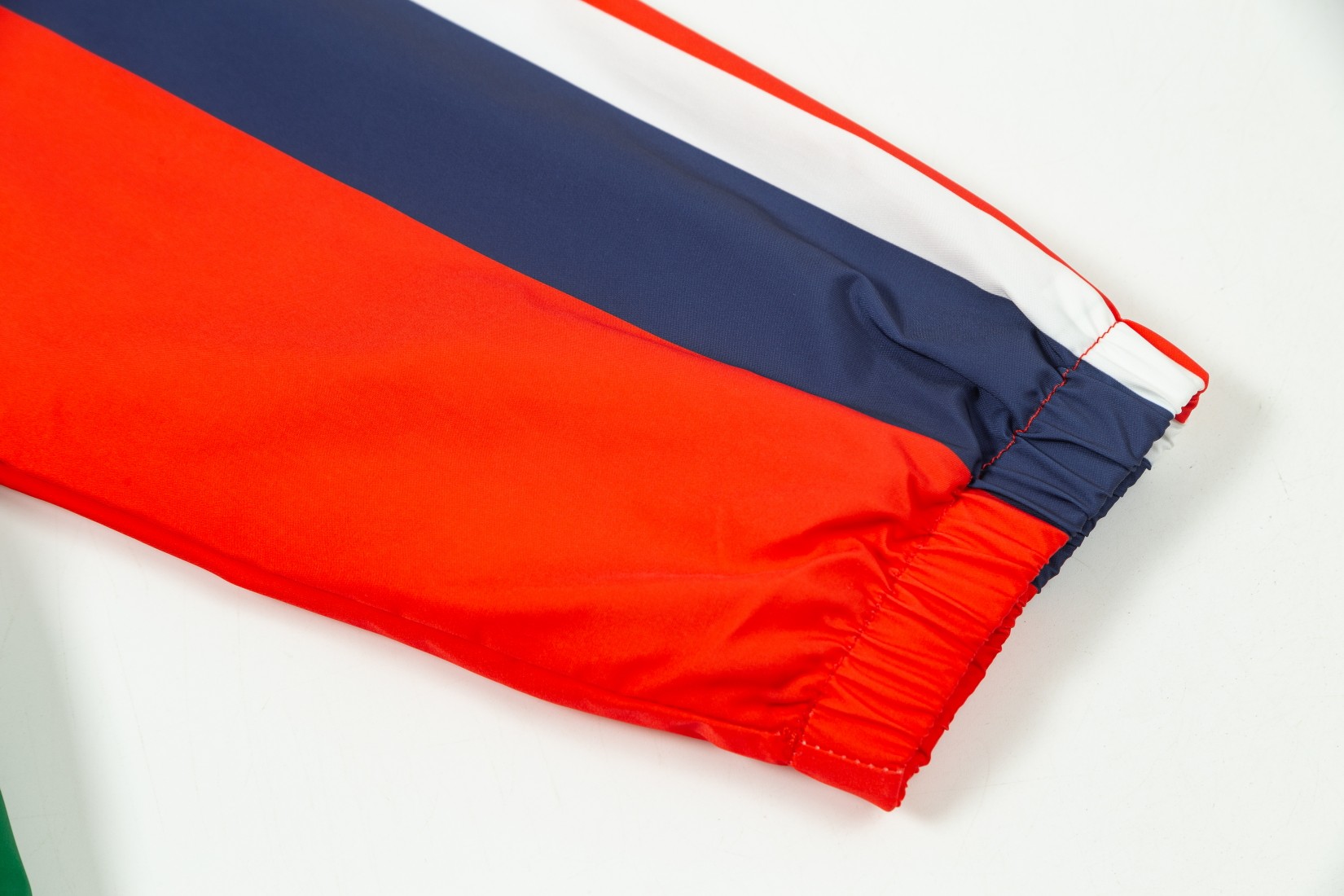 【GUCCI  公式旗艦店】グッチ  ジャケット着 ご好評に付き再入荷！241021