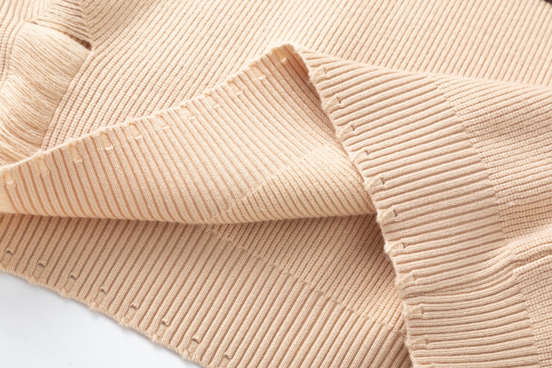 【BALENCIAGA  公式旗艦店】バレンシアガ   セーター好評に付き再入荷！ 241101