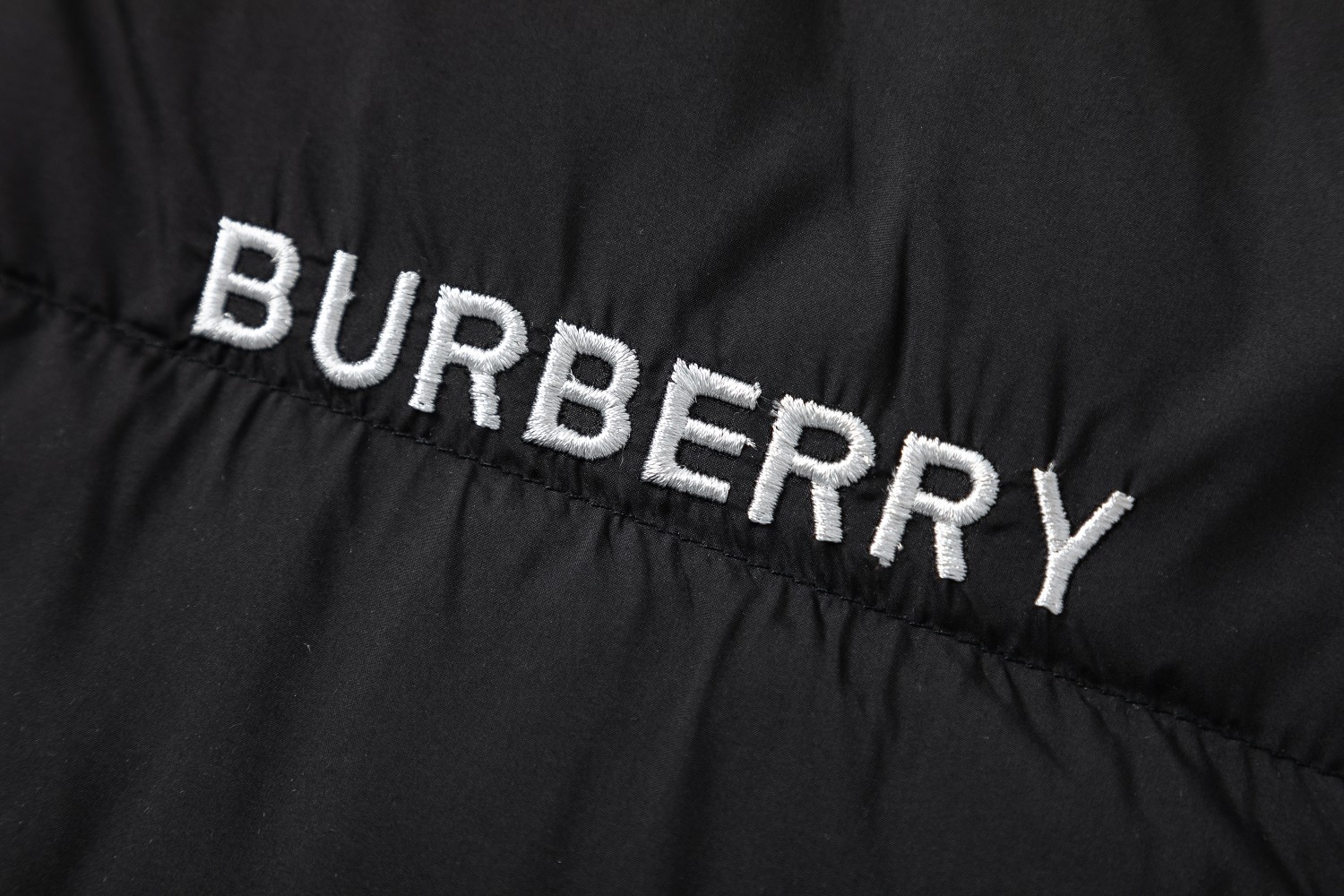 【BURBERRY  公式旗艦店】バーバリー   ダウンジャケット ご好評に付き再入荷！241102