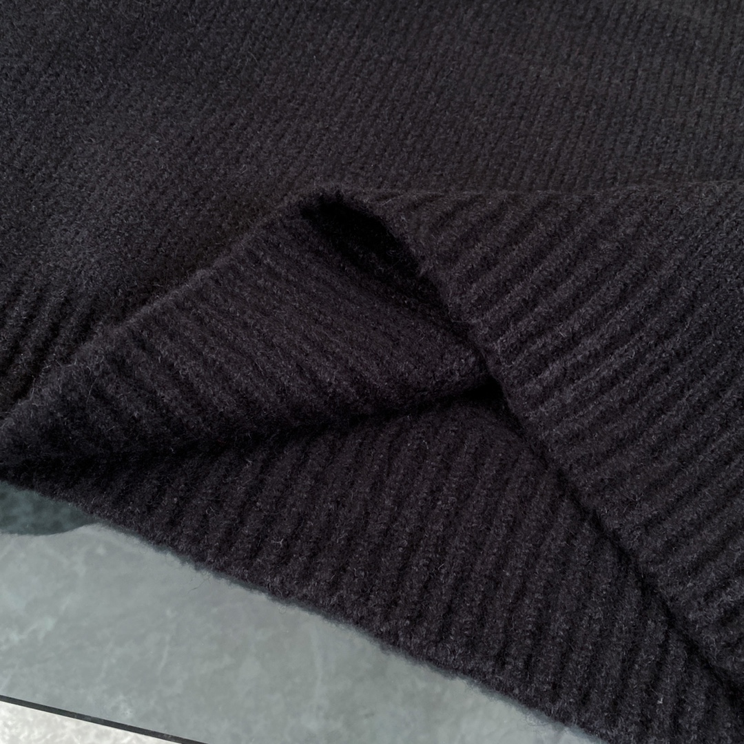 【YSL SAINT LAURENT   公式旗艦店】サンローラン   セーター好評に付き再入荷！ 241116