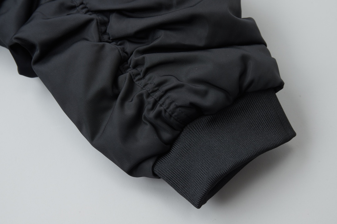 【BALENCIAGA  公式旗艦店】バレンシアガ    ジャケット着 好評に付き再入荷！241119