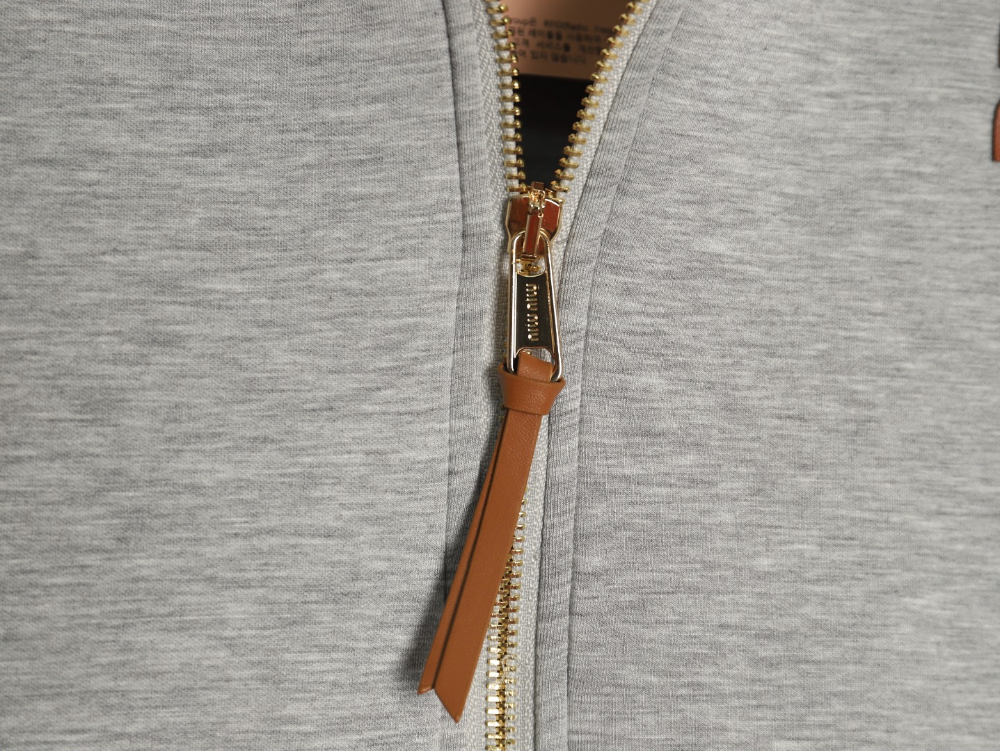 【Miumiu 公式旗艦店】ミュウミュウ  丸首の衛衣 スウェット ご好評に付き再入荷！241122