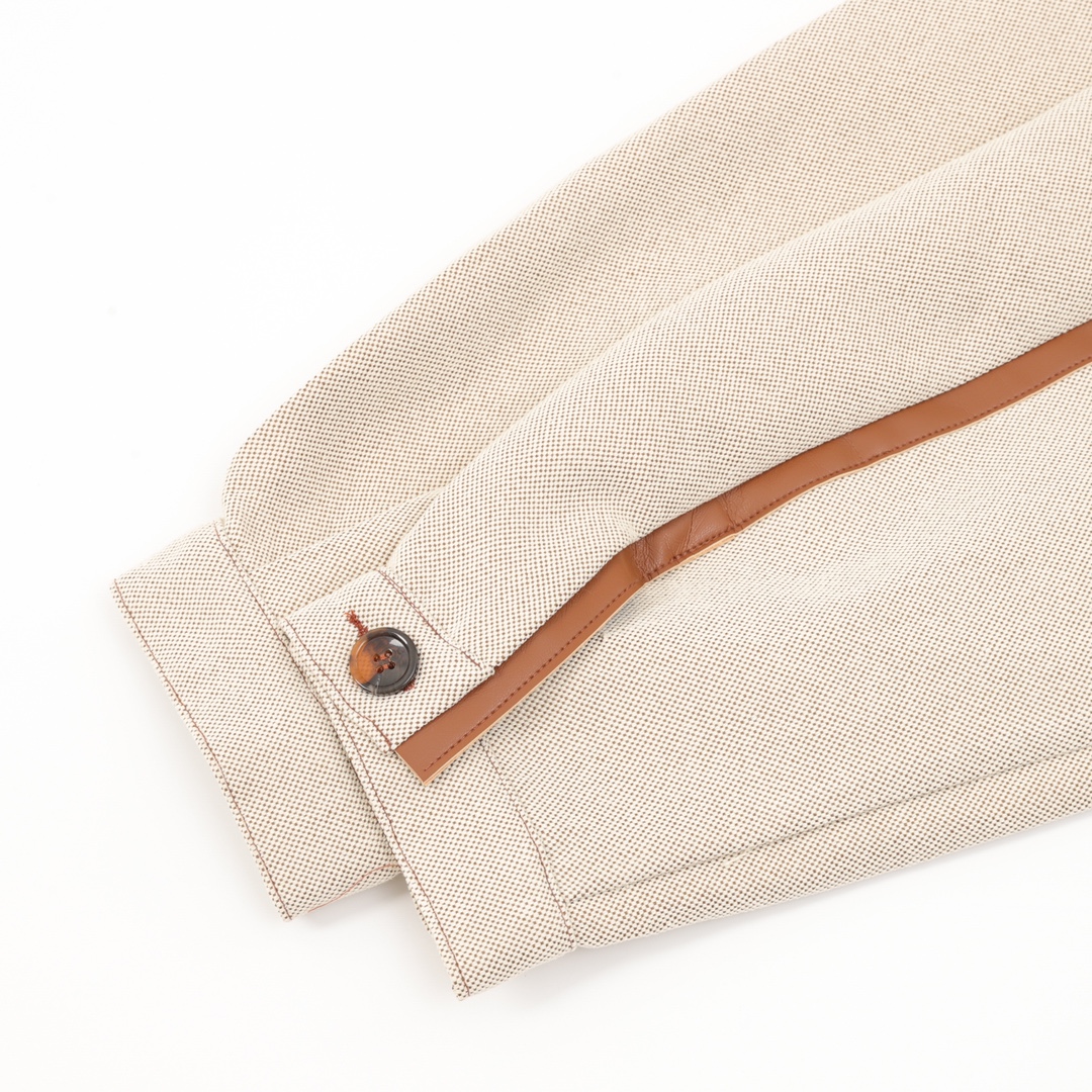 【Miumiu 公式旗艦店】 ミュウミュウ   ジャケット着  スウェット ご好評に付き再入荷！241122