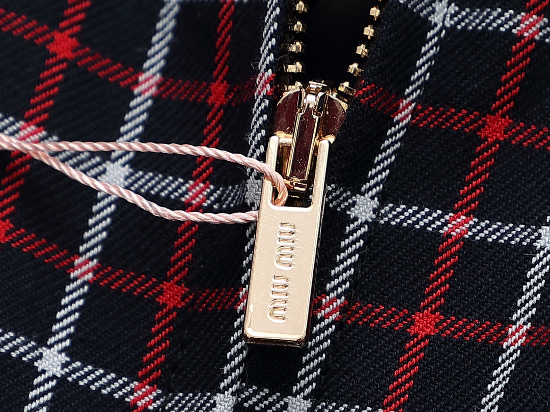 【Miumiu 公式旗艦店】 ミュウミュウ   ジャケット着  スウェット ご好評に付き再入荷！241122